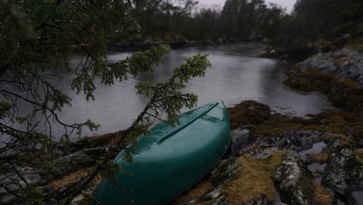 绿河kayak在岩石
